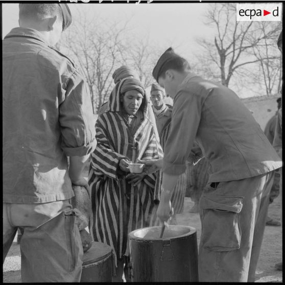 Aïn Beïda. Distribution de vivres.