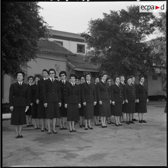 Maison-Carrée. CAR 101. Portrait d'une troupe de femmes militaires.