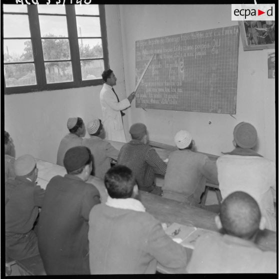 Oued Fodda. Les élèves apprentis assistent à un cours en classe.
