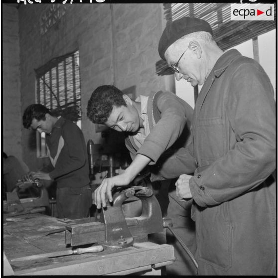 Oued Fodda. Les élèves apprrentis en mécanique au travail dans l'atelier.