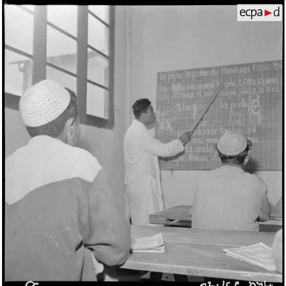 Oued Fodda. Les élèves apprentis assistent à un cours en classe.