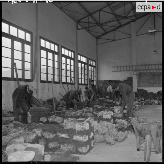 Oued Fodda. Les élèves apprentis en maçonnerie apprennent à monter un mur.