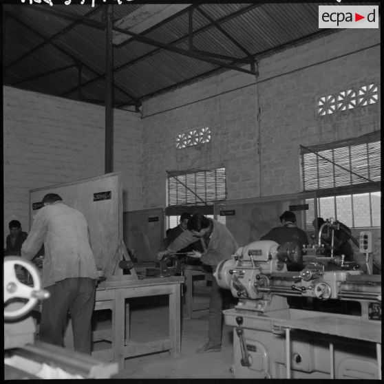 Oued Fodda. Les élèves apprentis en mécanique apprennent à utiliser des machines-outils.