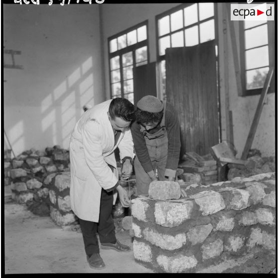 Oued Fodda. Un élève apprenti en maçonnerie apprend à monter un mur.