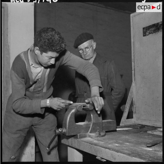 Oued Fodda. Un élève apprenti en mécanique au travail dans l'atelier.