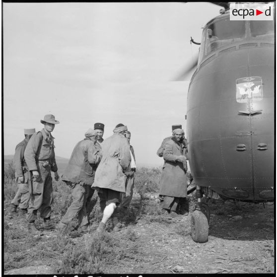 Région de Frenda. Des prisonniers rebelles sont conduits au poste de commandement (PC) du colonel Moneglia en hélicoptère.