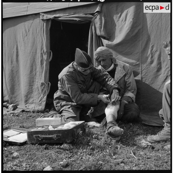 Région de Frenda. Un prisonnier rebelle de Frenda, blessé au cours de l'engagement, est soigné par le service de santé au poste de commandement (PC) du colonel Moneglia.