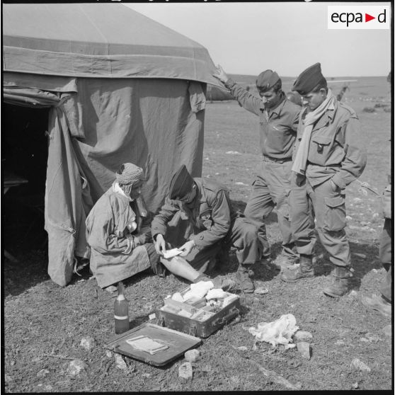 Région de Frenda. Un prisonnier rebelle de Frenda, blessé au cours de l'engagement, est soigné par le service de santé au poste de commandement (PC) du colonel Moneglia.