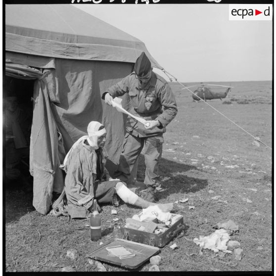 Région de Frenda. Un prisonnier rebelle de Frenda, blessé au cours de l'engagement, est soigné par le service de santé au poste de commandement (PC) du colonel Moneglia.