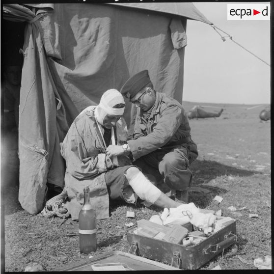 Région de Frenda. Un prisonnier rebelle de Frenda, blessé au cours de l'engagement, est soigné par le service de santé au poste de commandement (PC) du colonel Moneglia.