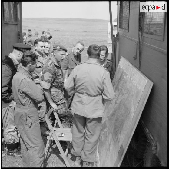 Région de Frenda. Au poste de commandement (PC) opérationnel, le colonel Moneglia discute avec son état-major.