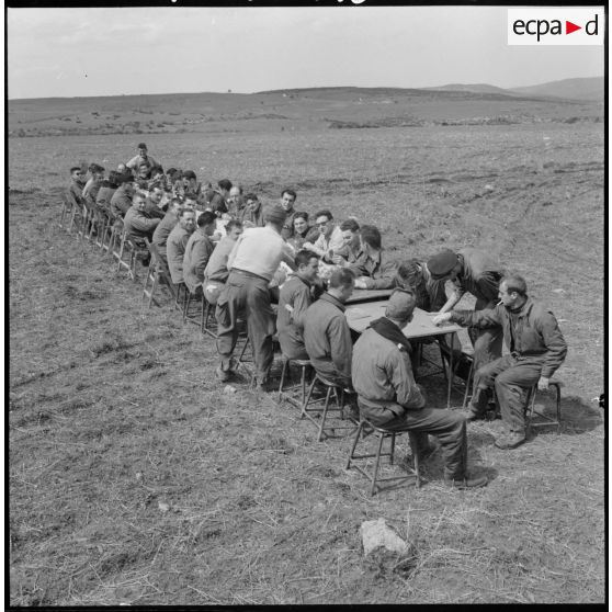 Région de Frenda. Déjeuner : la table des sous-officiers.