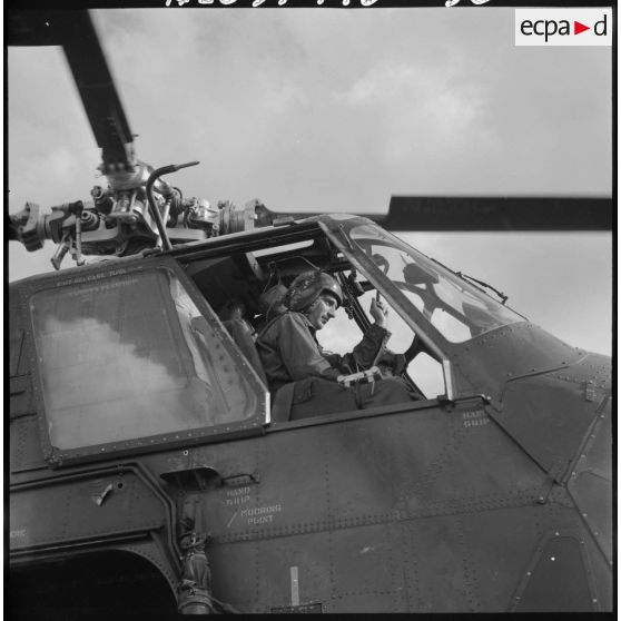 Région de Frenda. Le commandant Bleton, commandant l'escadron d'hélicoptères (EH) n°2, aux commandes de son "Mammouth".