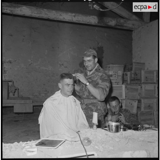 Orléansville. Deux soldats de 2e classe goûtent un moment de détente.