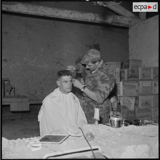 Orléansville. Deux soldats de 2e classe goûtent un moment de détente.