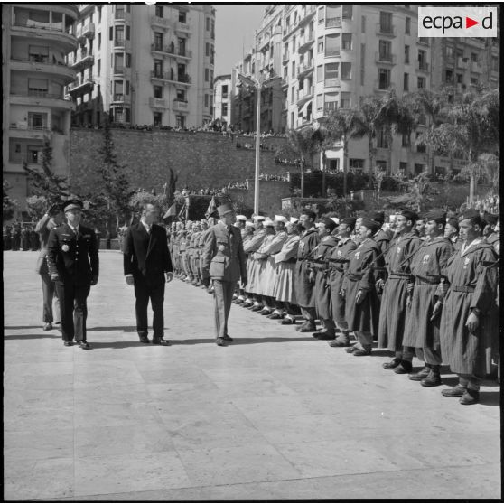 Alger. La cérémonie sur le forum.