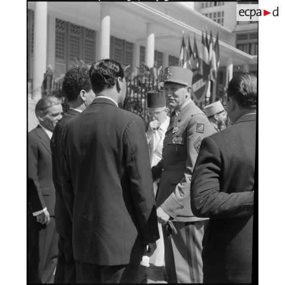 Alger. Adieux du général Allard à des personnalités locales.
