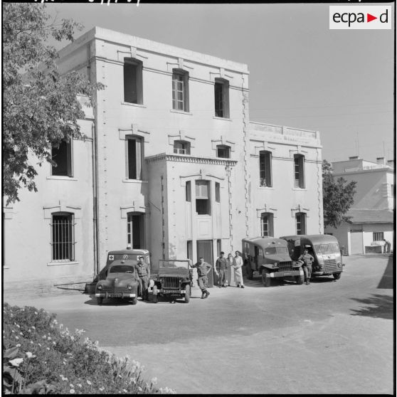 L'équipe des ambulanciers avec leurs véhicules devant l'infirmerie du 9ème régiment de zouaves (RZ).