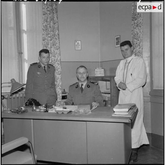 Les autorités membres de l'infirmerie du 9ème régiment de zouaves (RZ).