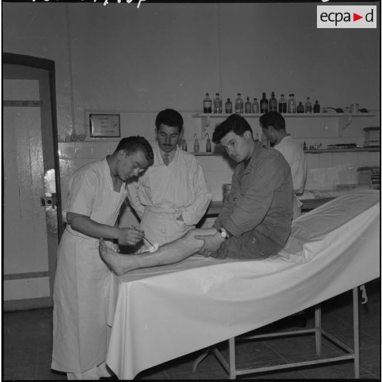 Un soldat se fait soigner à l'infirmerie du 9ème régiment de zouaves (RZ).