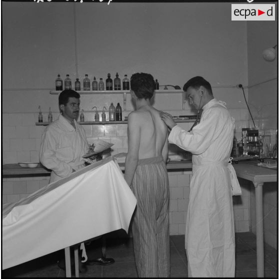 Un soldat se fait examiner à l'infirmerie du 9ème régiment de zouaves (RZ).