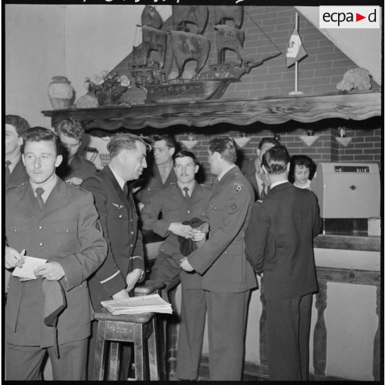 Fort de l'Eau. Visite à l'équipe de France militaire de football.