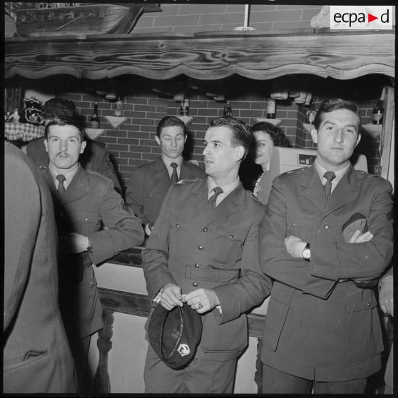 Fort de l'Eau. Visite à l'équipe de France militaire de football.