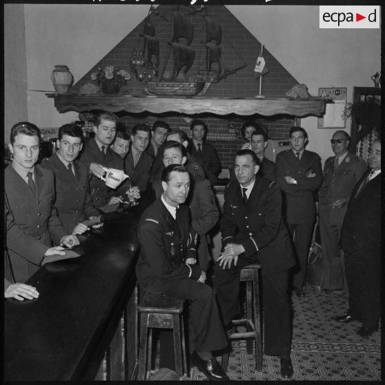 Fort de l'Eau. Visite à l'équipe de France militaire de football.