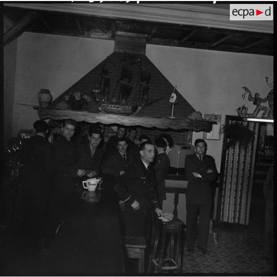 Fort de l'Eau. Visite à l'équipe de France militaire de football.