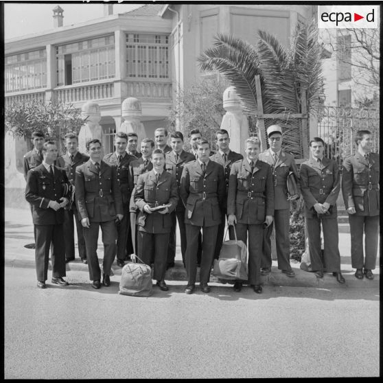 Fort de l'Eau. Visite à l'équipe de France militaire de football.