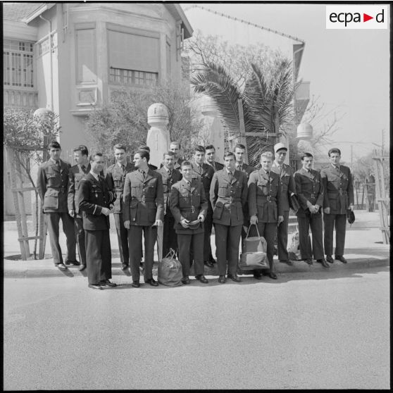 Fort de l'Eau. Visite à l'équipe de France militaire de football.