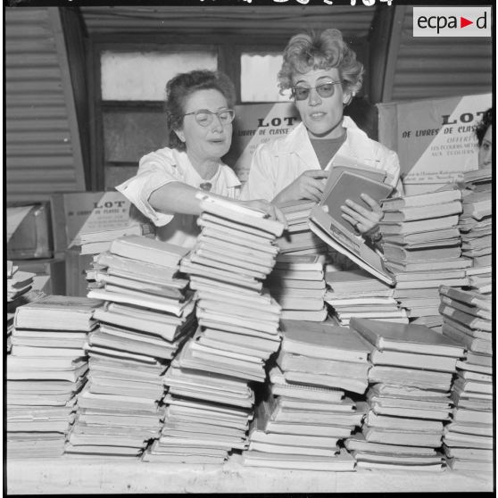 Maison Carrée. Triage des livres scolaires.