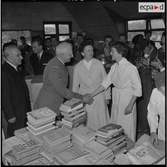 Maison Carrée. Le général Durand félicite l'adjointe de madame Mauge.
