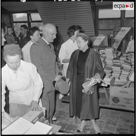 Maison Carrée. Le général Durand rencontre madame Rouquet, président des veuves de guerre.