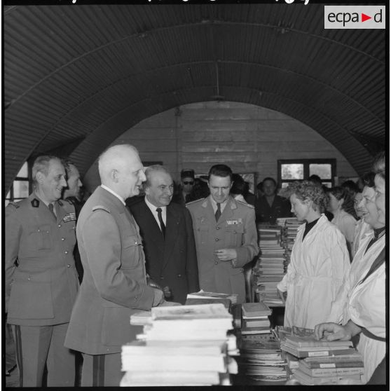 Maison Carrée. Allocution du général Durand et présentation aux enfants.