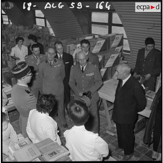 Maison Carrée. Allocution du général Durand et présentation aux enfants.