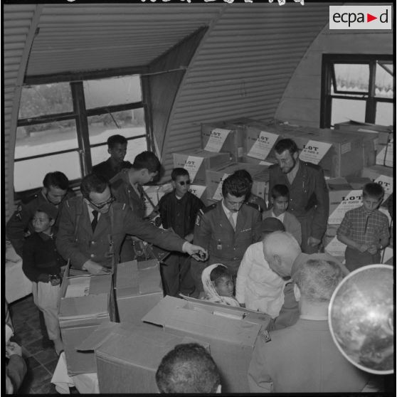 Maison Carrée. Allocution du général Durand et présentation aux enfants.