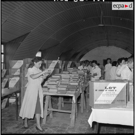 Maison Carrée. Triage des livres scolaires.