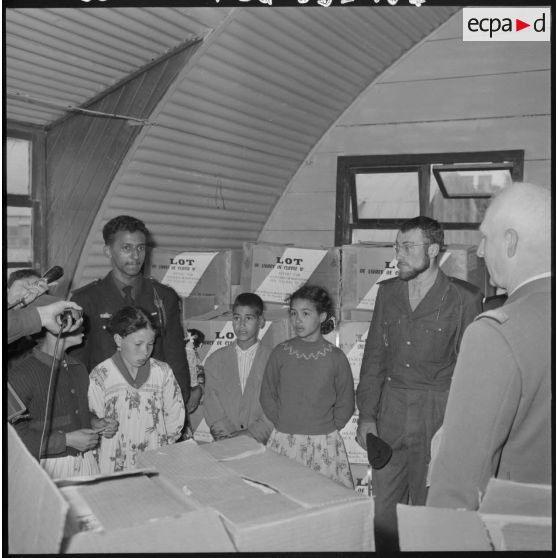 Maison Carrée. Allocution du général Durand et présentation aux enfants.