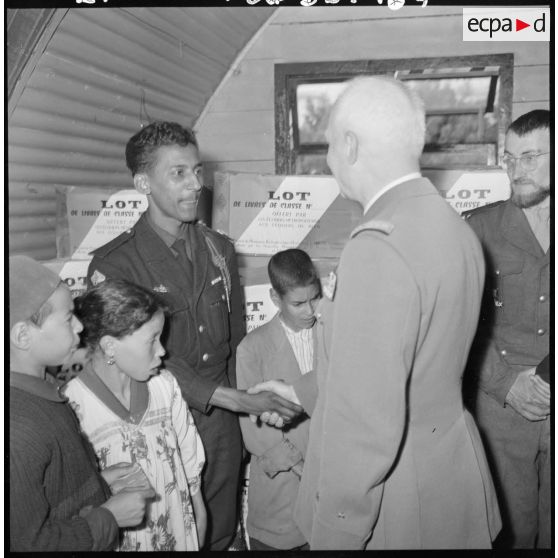 Maison Carrée. Allocution du général Durand et présentation aux enfants.