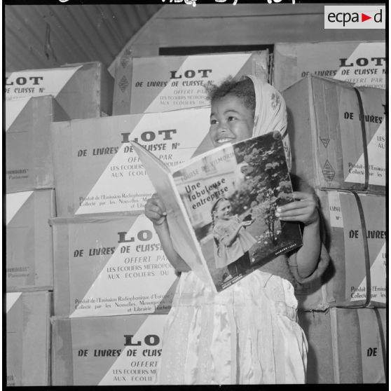 Maison Carrée. Une petite fille venue de Touggourt lit "Une fabuleuse entreprise".