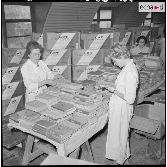 Maison Carrée. Triage des livres scolaires.