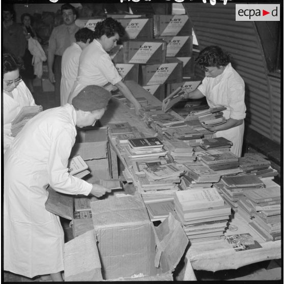 Maison Carrée. Triage des livres scolaires.