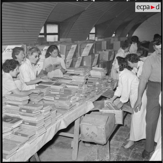 Maison Carrée. Triage des livres scolaires.