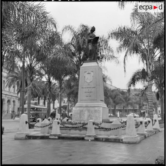 Maison-Carrée. Monument aux morts.