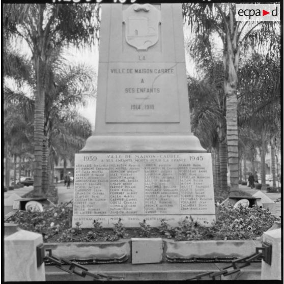 Maison-Carrée. Monument aux morts.