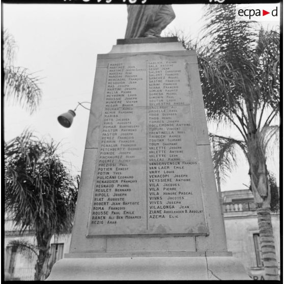 Maison-Carrée. Monument aux morts.