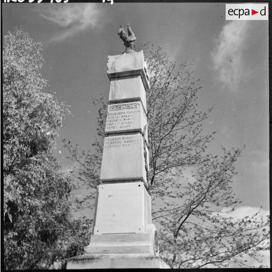 Dra el Mizan. Monument aux morts.