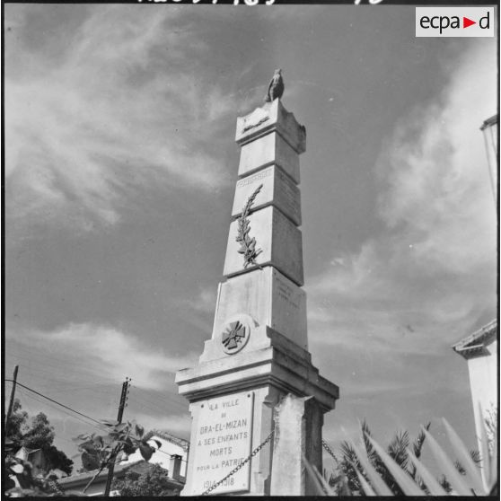 Dra el Mizan. Monument aux morts.
