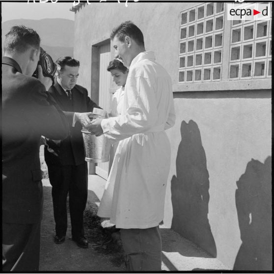 Visite et distribution de dons au regroupement de population de Sidi Madani.